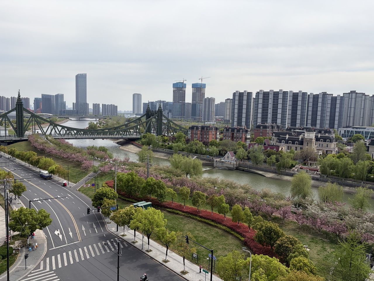 公司外景-左.jpg